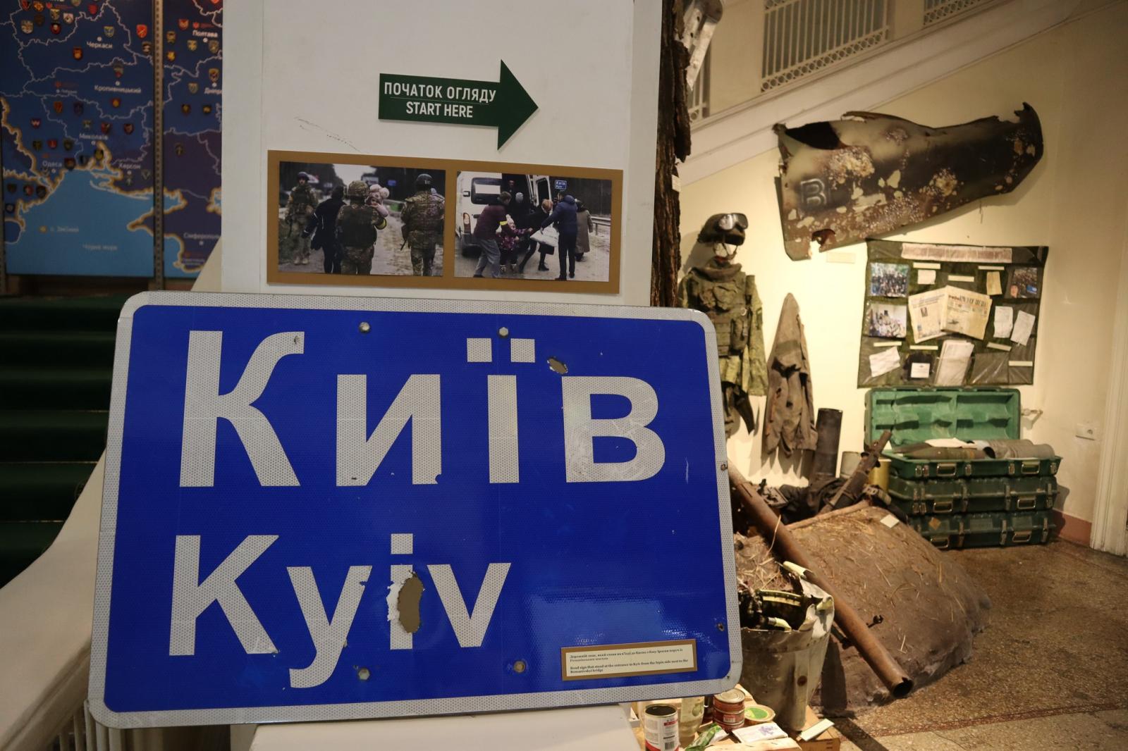 Новий експонат музею – прострілений дорожний знак з написом «Київ»